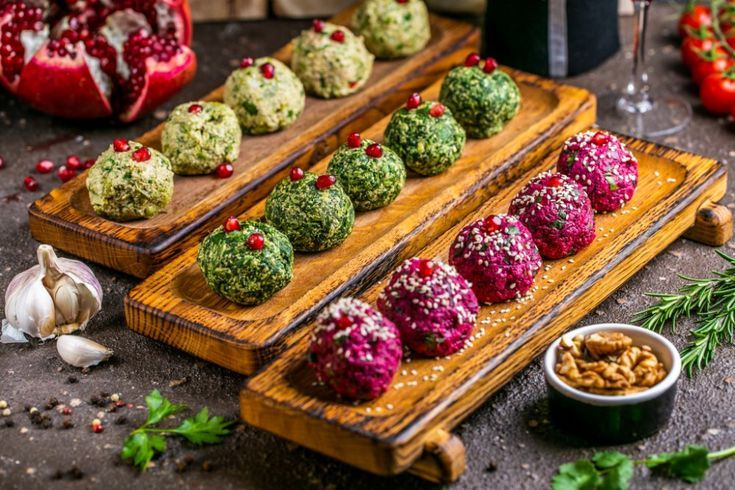 Пхали (ассорти) — грузинская закуска из свёклы, шпината и фасоли с орехами