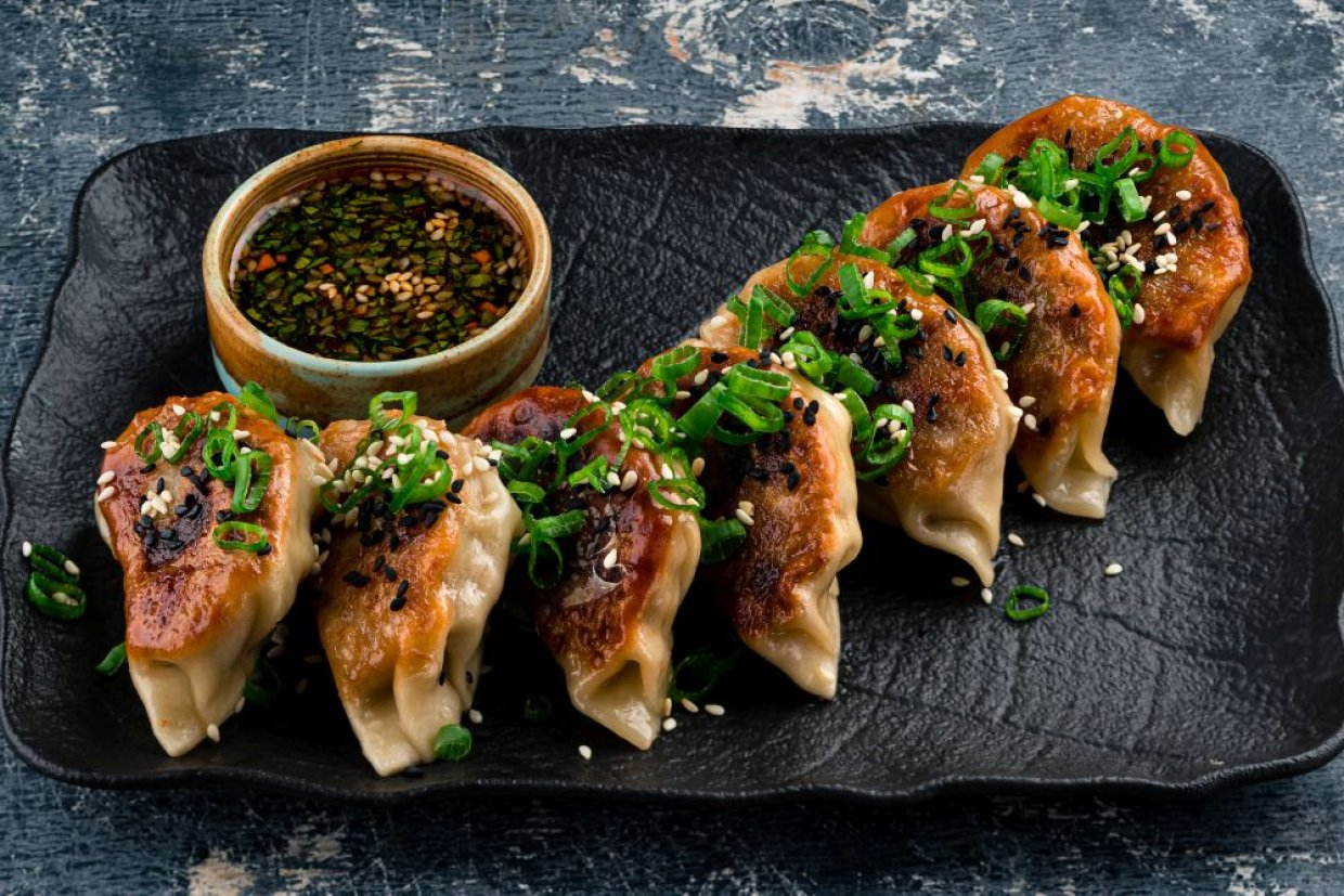 Гёдза — японские жареные пельмени с сочной начинкой