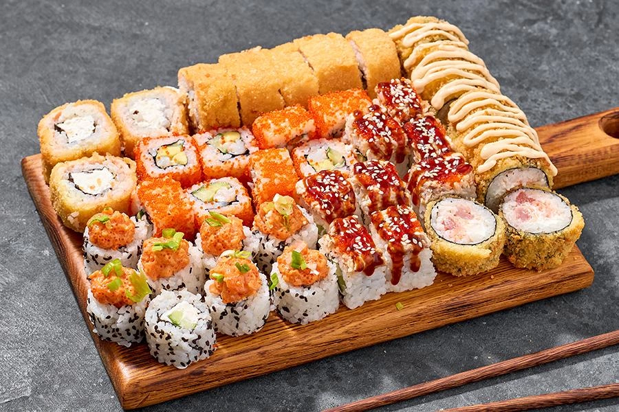 Калифорния ассорти — 32 ролла с крабом, креветкой и лососем, заказать роллы на дом в Тольятти