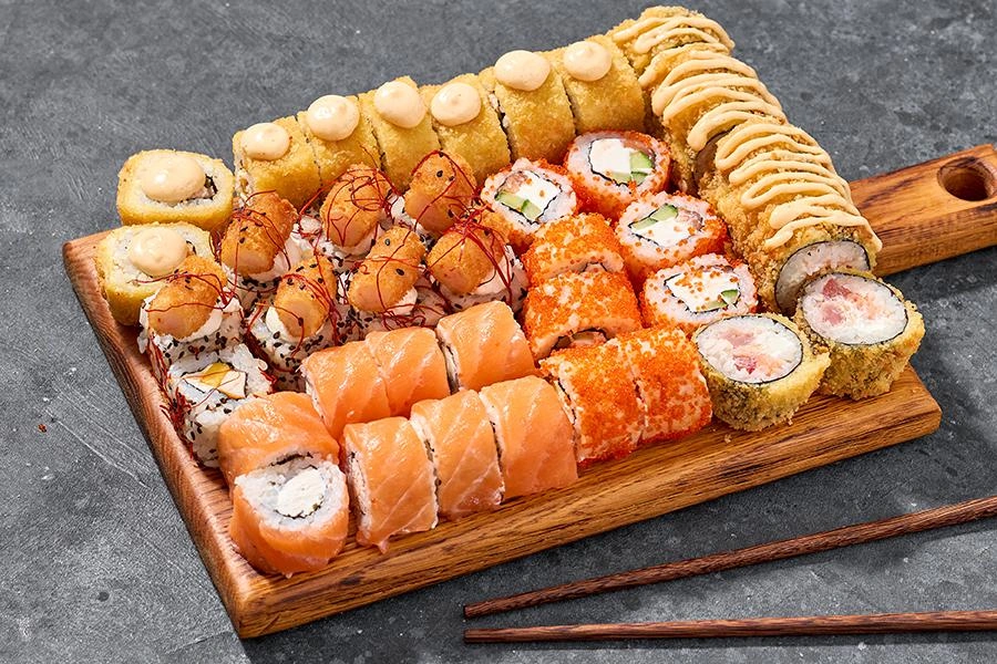 Эби — 30 роллов с креветкой: эби-темпура, Калифорния эби и ролл с креветкой