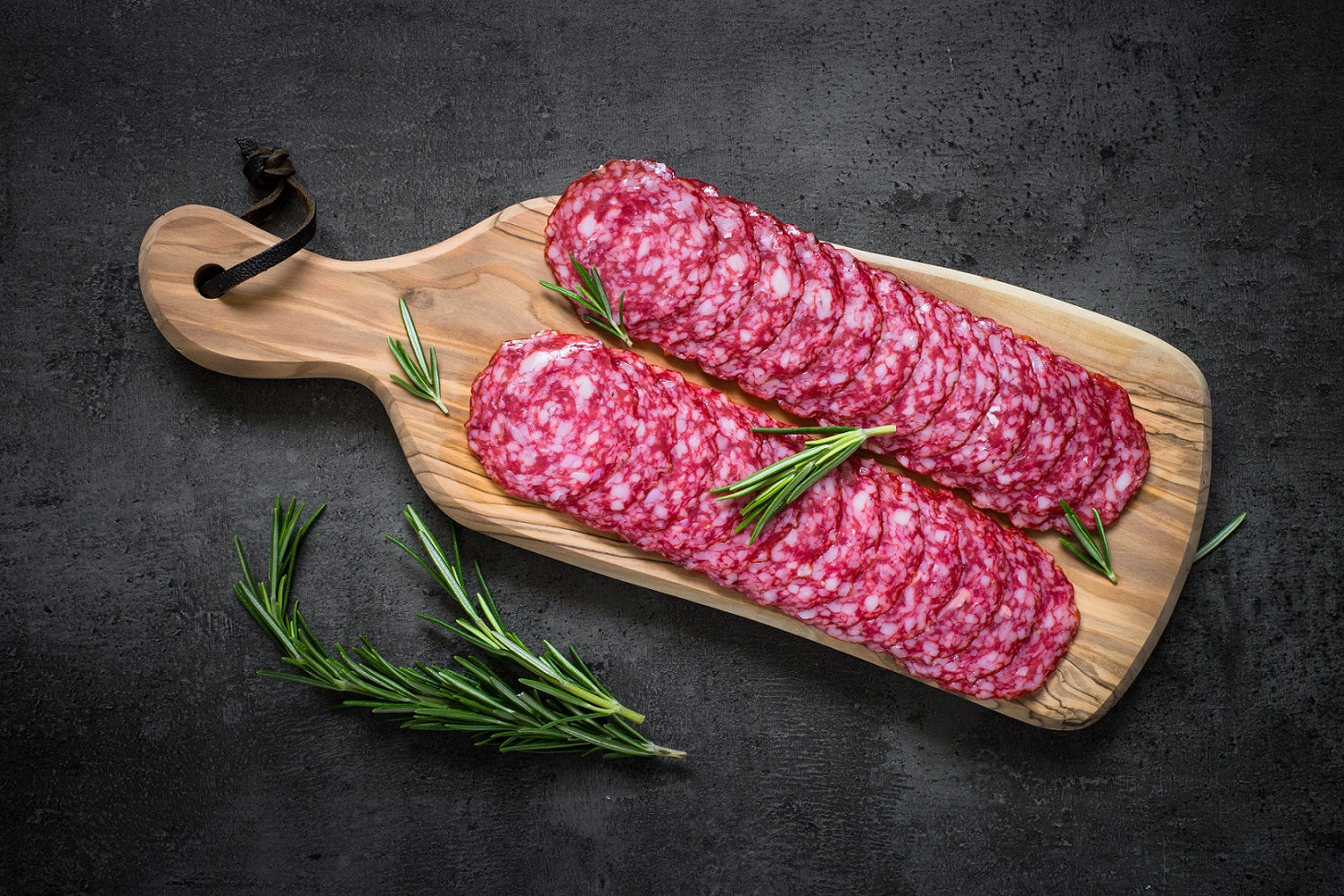 Нарезка из салями — тонкие ломтики салями с розмарином